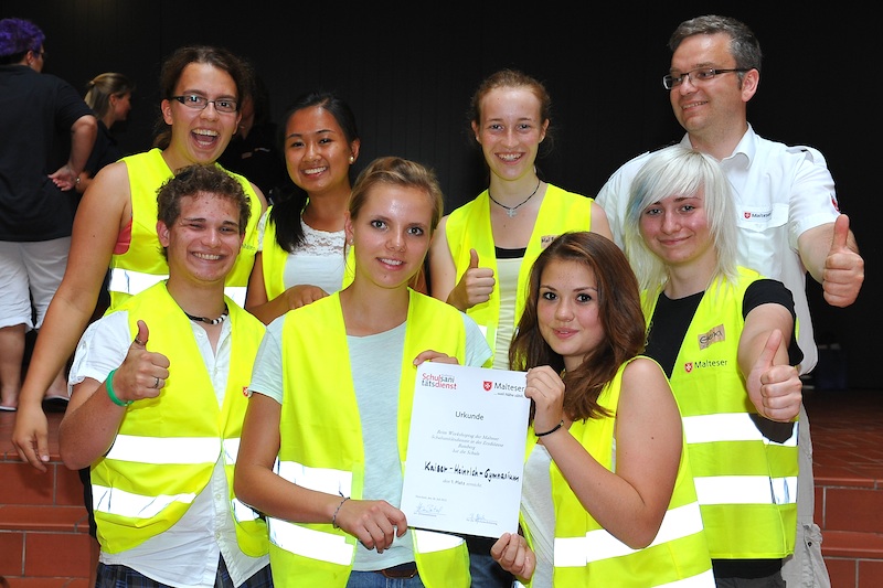 vlnr: Dominik Hensel, Katrin Rossbach, Johanna Popp und Elena Gering; 2. Reihe: Carolin Büchner, Ngoc Nguyen, Malin Vogel und Lehrer Wolfgang Gärtig. Foto: Markus Johannes Nietert