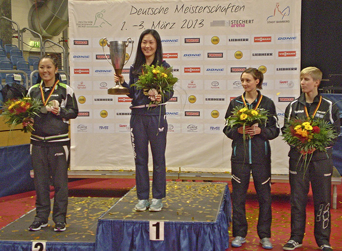 Zweitplatzierte Zhenqi Barthel li Deutsche Meisterin Xiaona Shan Mitte Kathrin Mühlbach und Krisitin Silbereisen re. Drittplatzierte. Foto: Jérôme Grad