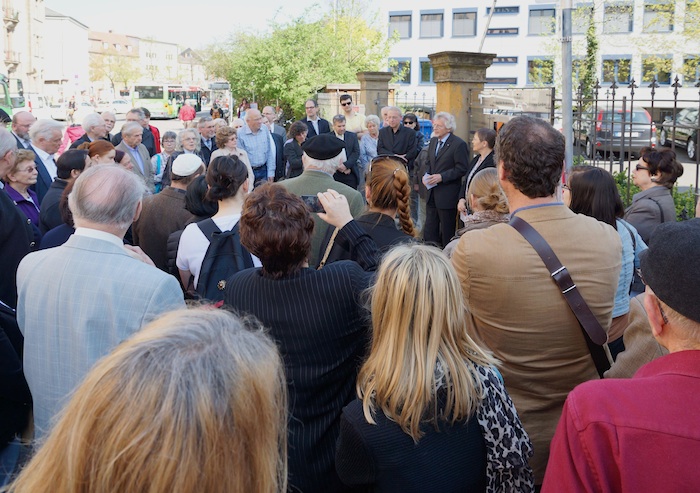 Eine zahlreiche Menge wohnt der Gedenkveranstaltung bei. Stadtrat Dr. Helmut Müller spricht in Vertretung des Oberbürgermeisters. Foto: Rudolf Daniel