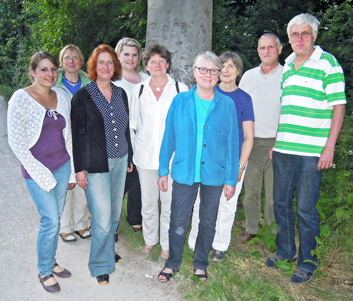 Die Gründer des Vereins "Bamberger Sortengarten - GRÜNES ERBE BAMBERG" (v.r.) Bernhard Aas, Karlheinz Jakob, Ingeborg Laux, Ulrike Aas (2. Vorsitzende), Hilde Glaubitz-Kaimer, Diana Büttner (Zentrum Welterbe Bamberg), Gertrud Leumer (1. Vorsitzende), Maria Wunderlich, zusammen mit Julia Neubauer (Gärtnermeisterin des Bamberger Sortengartens). Es fehlen Agnes Dexl-Budde, Katharina Siebert und Dr. Hubertus Habel.. Foto: Stadt Bamberg