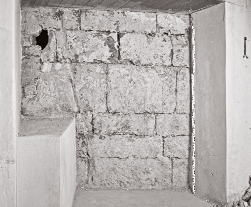 Nordost- bzw. Feldseite der älteren Stadtmauer als Rückwand des südlichen Nebengebäudes von Franz-Ludwig-Straße 12 entlang der Parzellengrenze zum Parkdeck von Lange Straße 27. Foto: Die Kunstdenkmäler von Oberfranken Stadt Bamberg Stadtdenkmal und Denkmallandschaft, 1. Stadtentwicklungsgeschichte