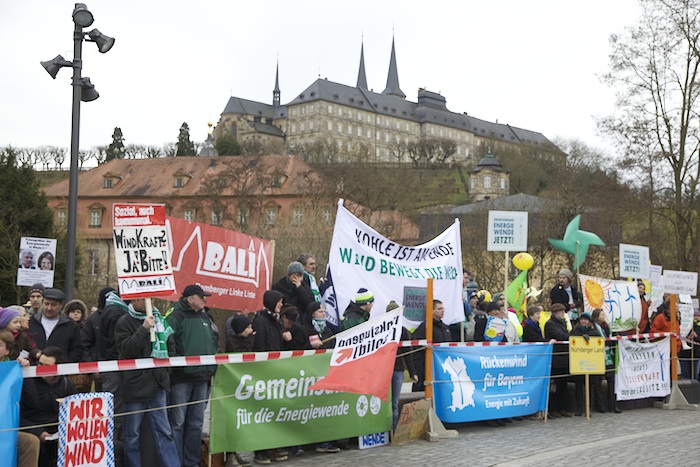 Windkraftbefürworter vor der Konzerthalle beim kleinen Parteitag der CSU. Foto: Erich Weiß