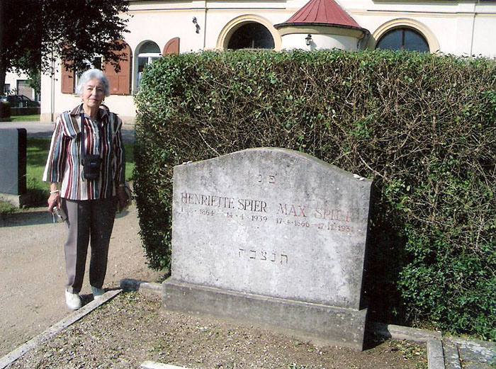 Liselotte (Lilo) Heilshorn, geb. Baumgarten vor dem Grab von Max und Henriette (Jettchen) Spier auf dem Jüdischen Friedhof in Bamberg (Foto: Privatbesitz Edith Roemer, München)