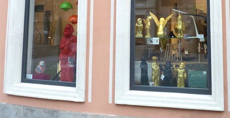 Schaufenster mit Hörl-Figuren am Kranen. Foto: Christiane Hartleitner