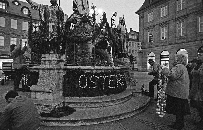 Osterbrunnen 1991 am Maxplatz, von Gärtner geschmückt. Foto: Erich Weiß
