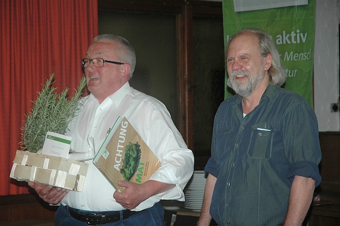 Vorsitzender Heinz Jung dankt Walter Cayé für sein langjähriges Engagement. Foto: Christine Hertrich