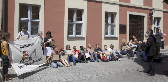 Die Ärmeren müssen ausharren. Flashmob vor dem Verwaltungsgebäude der Stadtbau am Schillerplatz. Foto: Erich Weiß