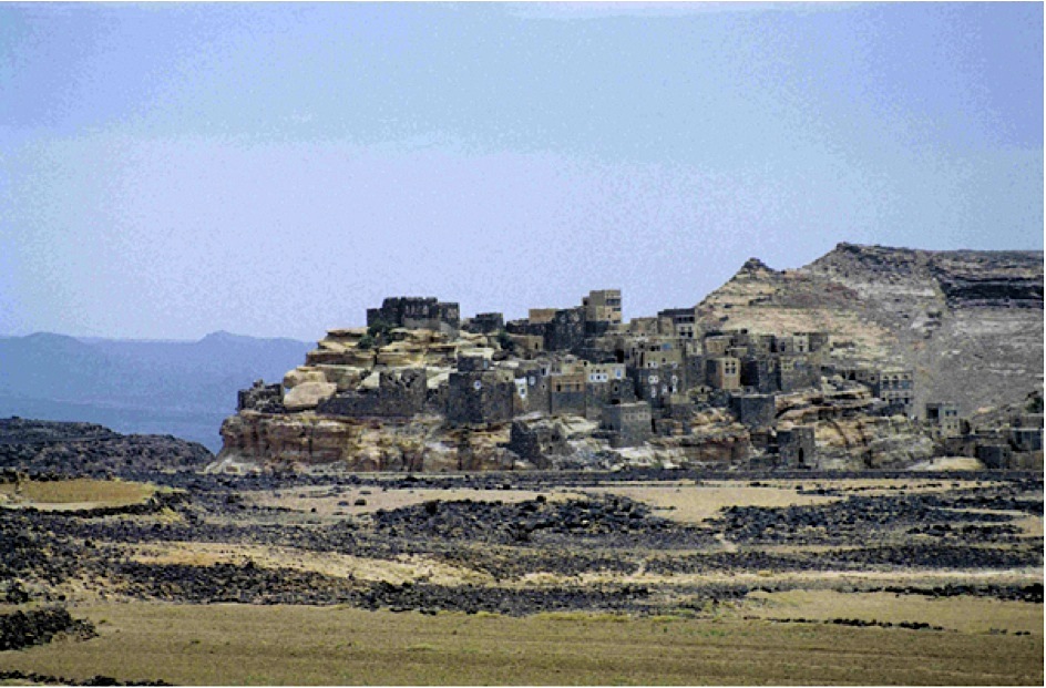 Dorf auf einem Hügel auf dem Weg nach Sanaa