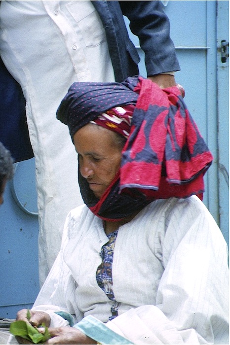 Frau mit Khatblättern (first flush) auf dem Markt