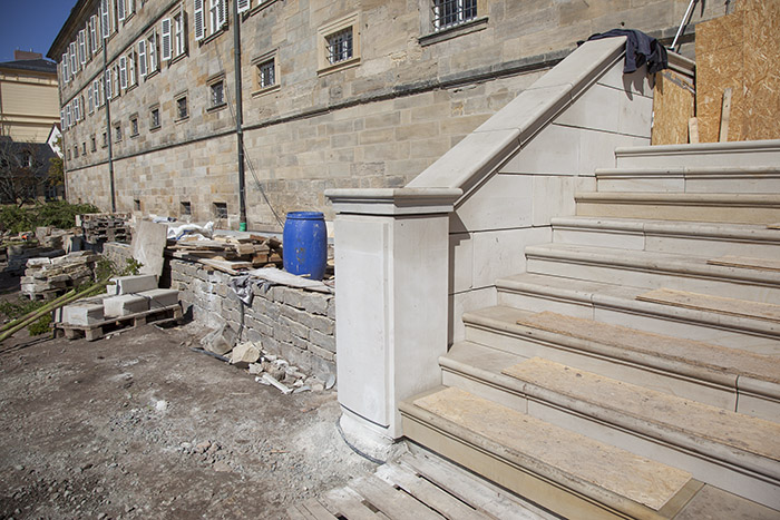 Neue Terrassenmauer und neue Treppe zum Klostergebäude. Foto: Erich Weiß