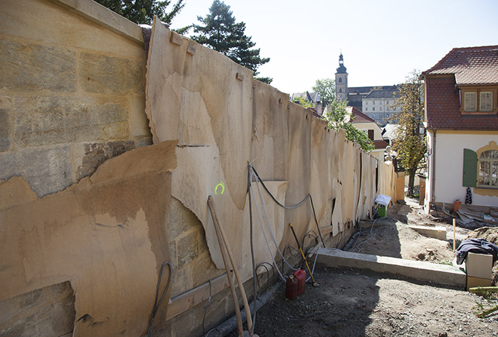 Stromleitungen entlang der neu errichteten Mauer. Foto: Erich Weiß