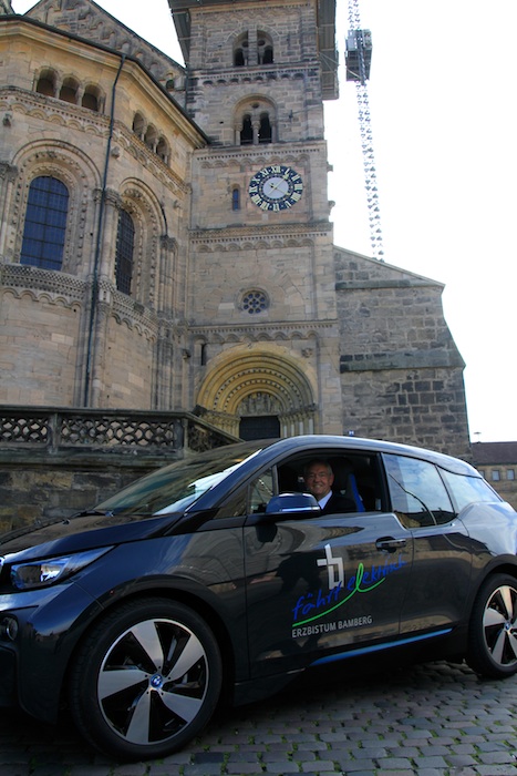 rzbischof Schick im neuen Elektroauto. Foto: Pressestelle Erzbistum Bamberg/Christoph Gahlau