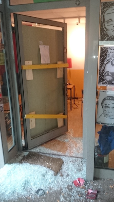 Eingeschlagene Tür des AStA-Büros. Foto: AStA