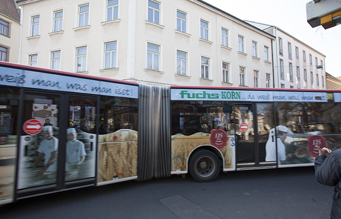 Busverkehr vor dem Haus "Da am Eck da". Foto: Erich Weiß