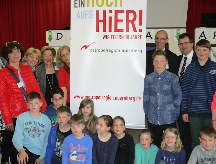 (v. l.): Kunsthistorikerin Christiane Hartleitner, Schulleiterin Ursula Lyda-Fischer, Schulamtsdirektorin Barbara Pflaum, Metropolregion-Geschäftsführerin Dr. Christa Standecker, Walter Schweinsberg (Mediengruppe Oberfranken), Bürgermeister Dr. Christian Lange.
