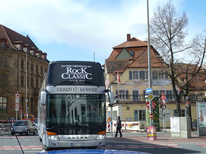 Bus kommt aus der Langen Straße. Foto: Christiane Hartleitner