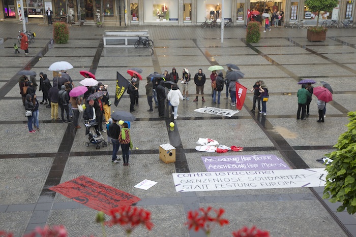Demo gegen Abschiebung vor dem Rathaus. Foto: Erich Weiß