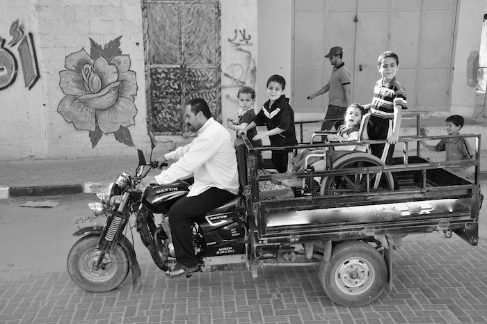 Gaza 2013: Familienausflug bei den Al Batrans. Nour sitzt in seinem Rollstuhl auf der Plattform des Tuctuc wie ein König. Foto: Till Mayer
