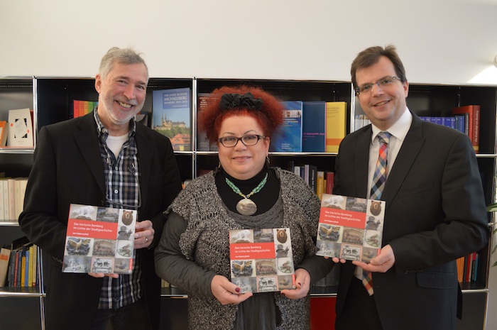 V.l.n.r.: Verleger Michael Genniges, Autorin Tatjana Jakob und Bürgermeister Dr. Christian Lange