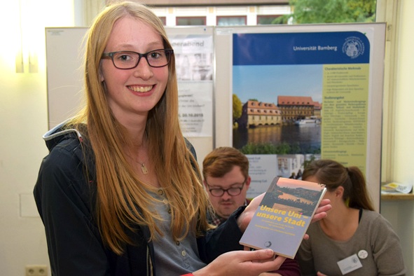 Das druckfrische Buch aus der Ersti-Tasche erfreut die neuen Studierenden. Foto: Monica Fröhlich