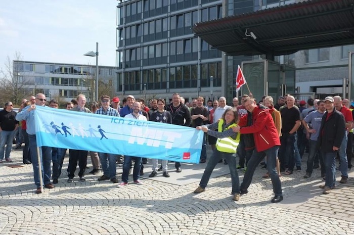 Streikende bei der Kundgebung am Standort in der Bamberger Gartenstadt. Foto: ver.di