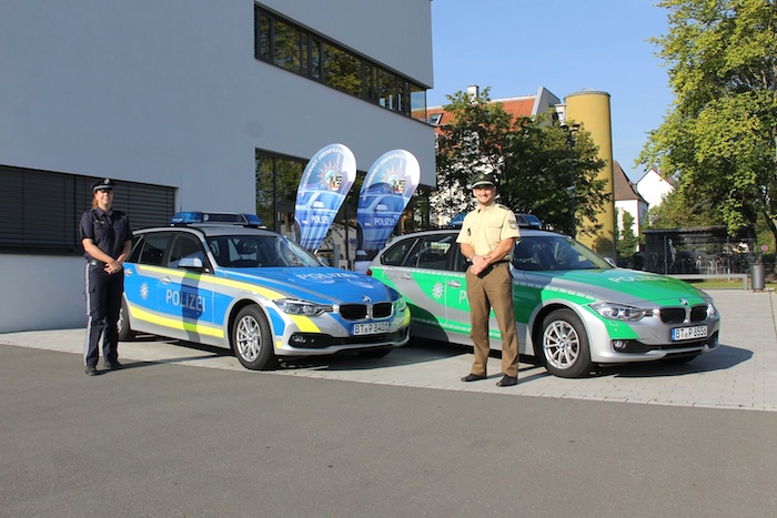 Blaues und grünes Dienstfahrzeug Foto: Polizei