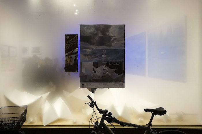 Blick durch das Schaufenster zur Ausstellung "Himmel Hölle". Foto: Erich Weiß