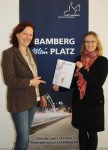 Ruth Vollmar (l). und ihre Mitarbeiterin Simone Ludwig-Konggann freuen sich über die Nominierung der Oskar-Patzelt Stiftung. Foto: Pressestelle Stadt Bamberg