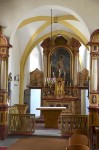 Der spätmittelalterliche Chorraum der Sebastiani-Kapelle mit dem barocken Altar des Heiligen. Foto: Hubertus Habel