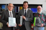 Prof. Dr. Wilfried Krings (Text – links) und Werner Kohn (Fotos – rechts im Bild) zeichnen für den voluminösen Doppelband „Hainblicke“ verantwortlich, dazwischen Bürgermeister Dr. Christian Lange
